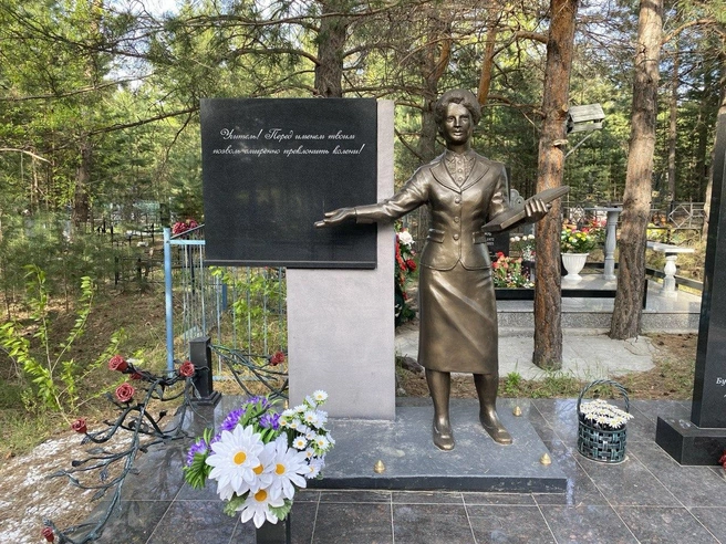 Для покойной учительницы возвели целый мемориал | Источник: Ирина Господаренко / NGS22.RU