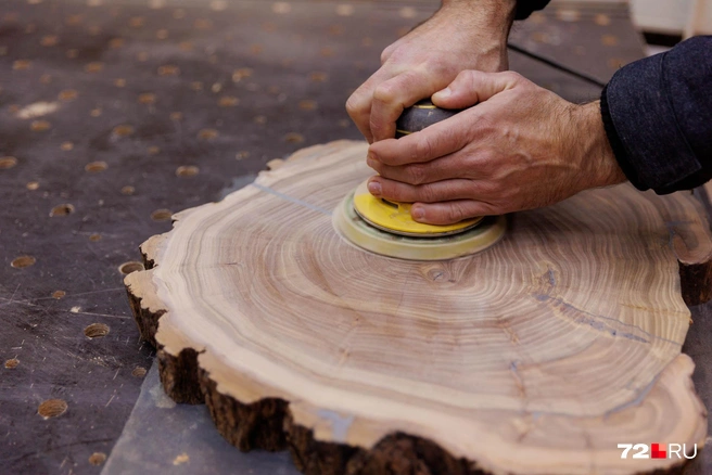 Александр Трухмаев делает журнальные столики из спилов деревьев с эпоксидной смолой. В ход идет отборная древесина карагача, американского ореха, акации | Источник: Ирина Шарова / 72.RU