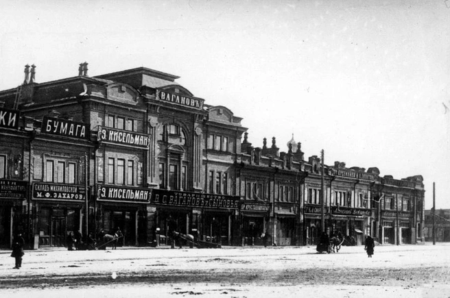 С натяжкой, но всё же можно сказать, что дореволюционные владельцы магазинов соблюдали дизайн-код вывесок | Источник: Музей истории Екатеринбурга