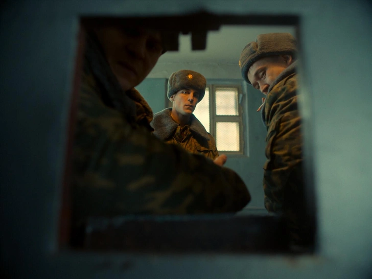 Будьте осторожны: 10 фильмов и сериалов, которые могут вызвать депрессию | Источник: Кадр из сериала «Аутсорс» (2025)