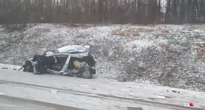 Легковушка практически полностью смята | Источник: Личный архив Александра