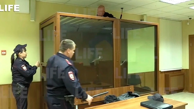 Обвиняемый в убийстве пытается сбежать прямо из зала суда (видео)