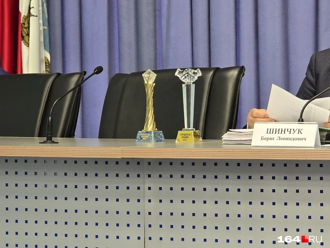 Слева — приз Шинчуку в 2023 году, справа — статуэтка победителям 2025-го | Источник: Семен Коротов-Майбах / 164.RU