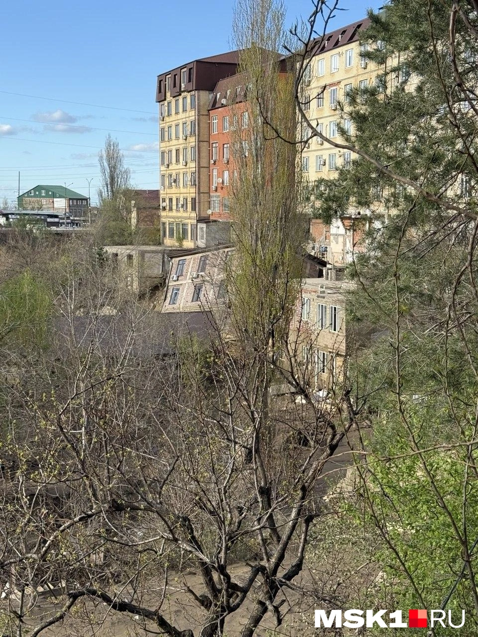 Съехавший под воду дом на Перова | Источник: Екатерина Рябчук / MSK1.RU