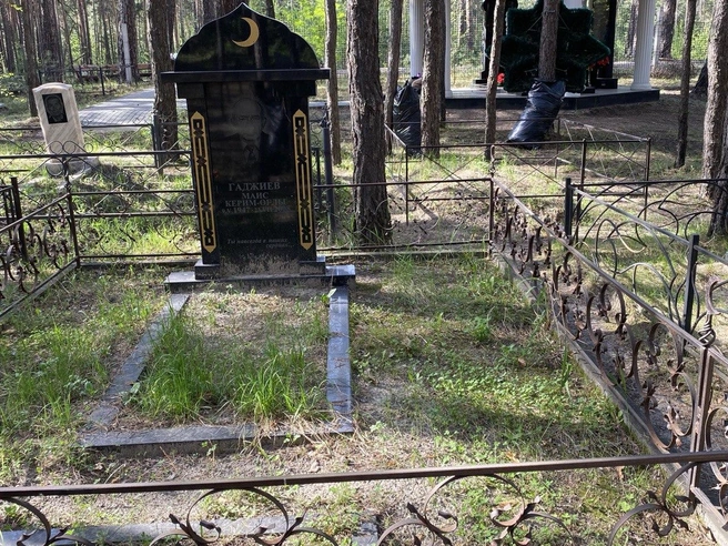 Могила зарастает травой | Источник: Ирина Господаренко / NGS22.RU