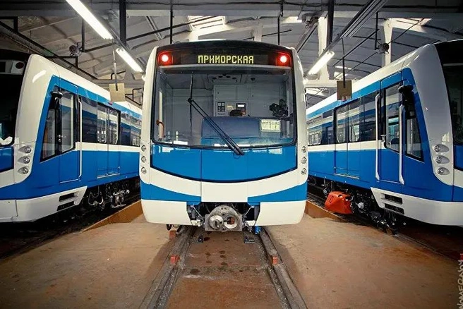 В петербургском метро первые вагоны нового поколения появились в 2013 году. Они были оснащены современной системой управления и самодиагностики, «бегущей строкой», камерами видеонаблюдения, управляемой вентиляцией в салонах и кондиционерами в кабинах машинистов. | Источник: ГУП «Петербургский метрополитен»