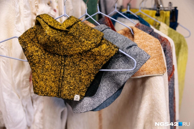 Такая манишка стоит около 12 тысяч рублей | Источник: Максим Серков / NGS42.RU