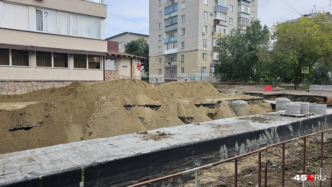 Рабочие проводят отсыпку грунта на Тобольной | Источник: Дарья Никитченко / 45.RU