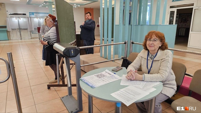 На выходе после голосования избирателям настойчиво предлагают принять участие в конкурсе «Достояние Среднего Урала» | Источник: Даниил Румянцев / E1.RU
