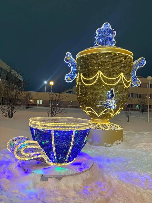 Яркие праздничные элементы уже появились на улицах города | Источник: администрация Нижневартовска