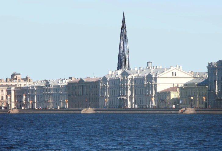 Предполагаемый вид Дворцовой набережной Санкт-Петербурга со Стрелки Васильевского острова с башней «Охта-центр» на заднем плане. Коллаж Санкт-Петербургского городского отделения ВООПИК, 2009 | Источник: Wikimedia Commons