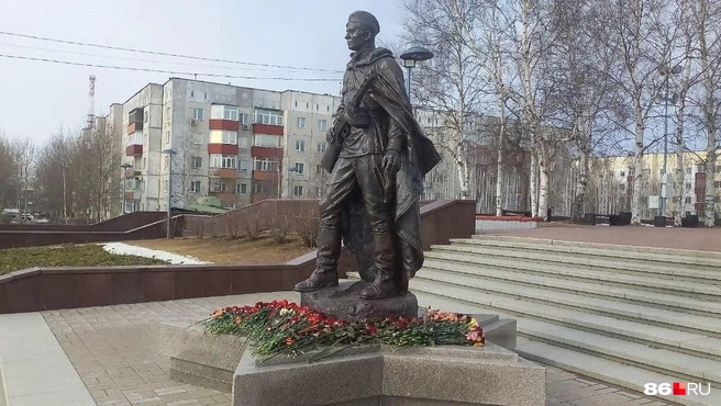 Солдат стоит на пьедестале в виде пятиконечной звезды | Источник: Анастасия Шевякова / 86.RU