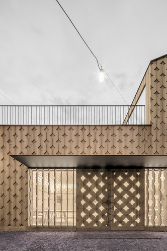 Pedevilla Architects lines cookery school with perforated timber panels (фото 1.1)