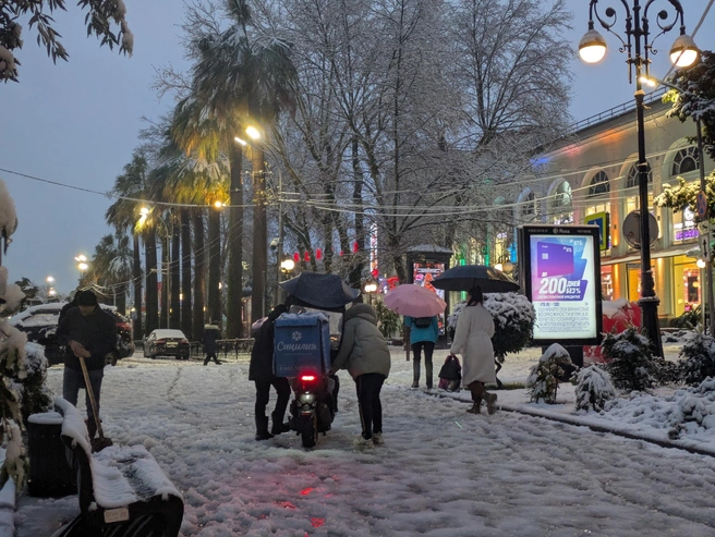 Улица Навагинская. Девушка помогала курьеру толкать буксующий мопед по снегу | Источник: Оксана Витязь