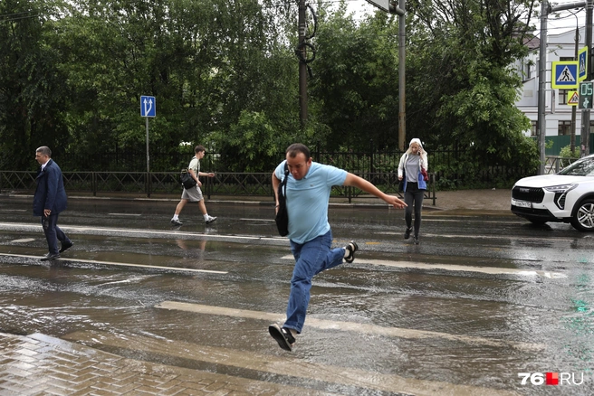 Чтобы перепрыгивать лужи, требуется спортивный разряд | Источник: Александра Куренной / 76.RU