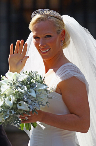 Зара ТиндоллНаконец, через два месяца после Кейт Миддлтон замуж вышла единственная дочь принцессы Анны Зара Филиппс. В тот день, 30 июля 2011 года, голову спортсменки венчала аккуратная Меандровая тиара. Украшение в греческом стиле изначально принадлежало семье герцога Эдинбургского и было подарено Елизавете в честь свадьбы. Но сама монархиня никогда эту тиару не носила, молча отдав ее через несколько лет дочери. К слову, Анна не расстается с ним до сих пор и передала его своей дочери на свадьбу только в качестве большого исключения.