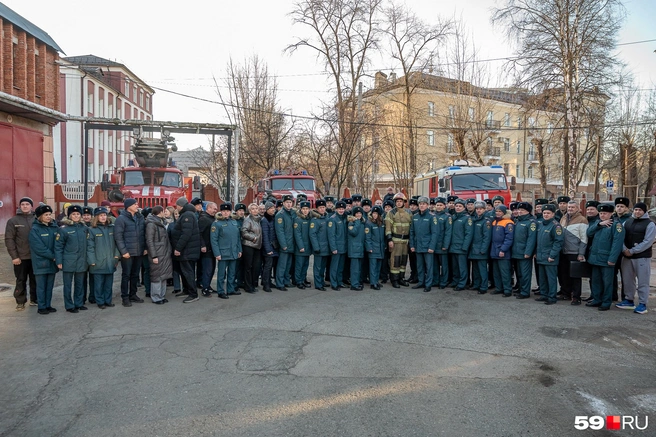 Фото на фоне пожарных машин на память | Источник: Василина Любимова / 59.RU