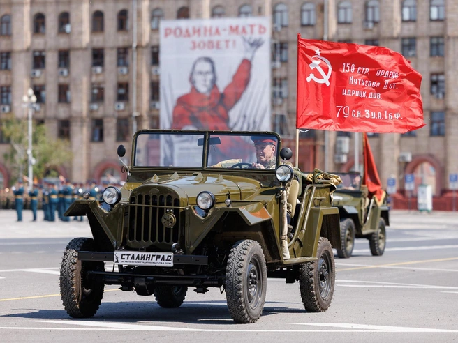 Алое Знамя Победы развевается над площадью. | Источник: Алексей Волхонский / V1.RU