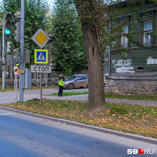 Наряды стоят и на улице Якова Свердлова | Источник: Тимофей Калмаков / 59.RU