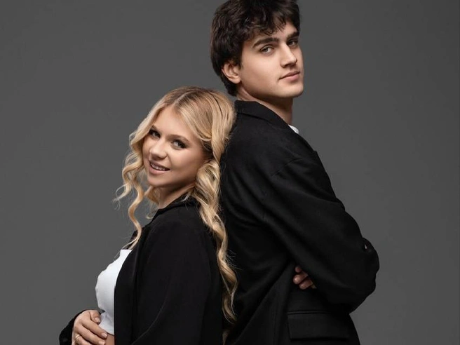 Қыз бірден екі әтешті аузына алады