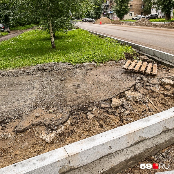 Тротуары и бордюры обновляют на участке в четыреста метров  | Источник: Василина Любимова / 59.RU