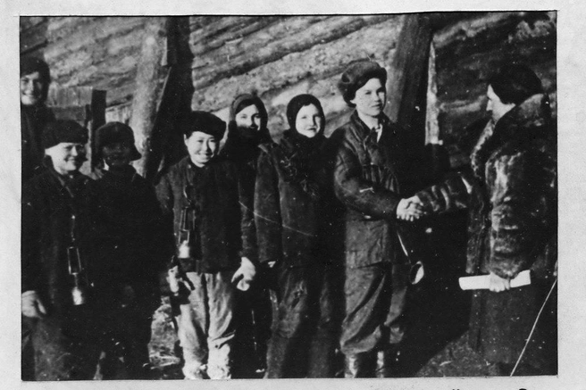 Комсомольско-молодёжная бригада Дуси Сосниной. 1943 год, трест «Востокуголь» | Источник: Музей истории народного образования Забайкалья