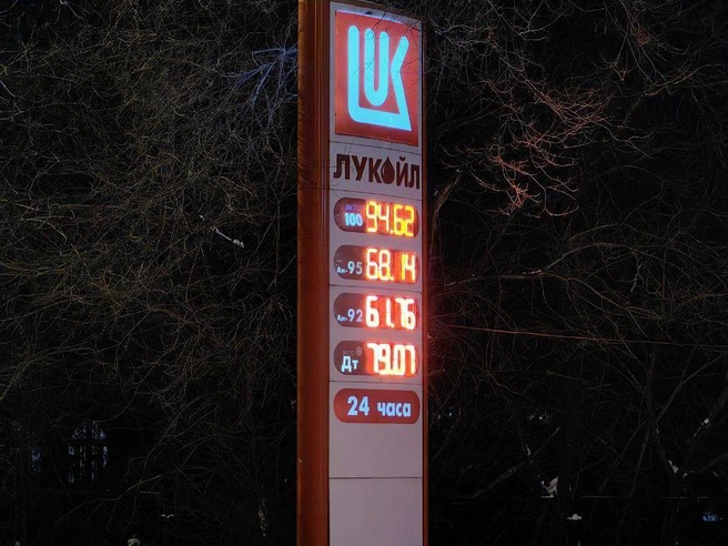 На АЗС «Лукойл» фирменный бензин АИ-100 оценивается в 94,62 рубля. Дизель продаётся за 79,07 рубля, АИ-95 — за 68,14 рубля. Самый дешёвый — АИ-92 по 61,76 рубля за литр. | Источник: Павел Красоткин / 72.RU