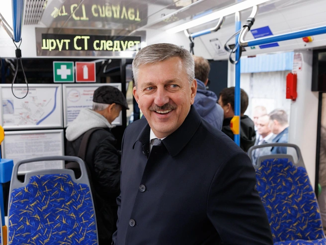 Владимир Марченко не стал лично проверять, насколько удобно горожанам пользоваться бесплатной парковкой и трамваем. | Источник: Алексей Волхонский / V1.RU