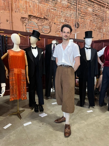 Ян Мартин на фоне своей коллекции на выставке «La mode 1900-1930. Шик дневной и вечерней моды»  | Источник: Предоставлено Яном Мартином МакАйвером