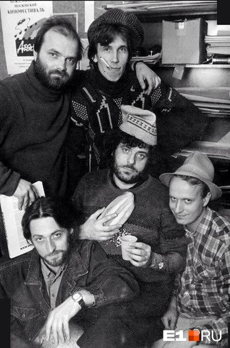 Художник в мультстудии «Пилот». В шапке и с батоном в руке&nbsp;— руководитель Александр Татарский | Источник: Олег Кузовков