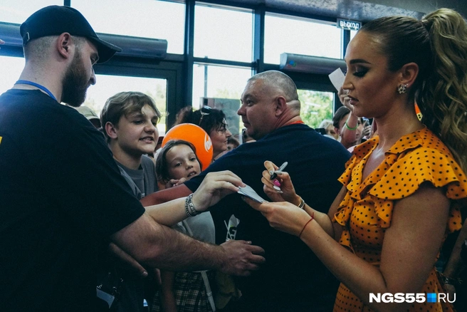 После официального выступления, фанаты ринулись в терминал колеса обозрения, чтобы поймать Ольгу Бузову на выходе, и им это удалось. Кому-то повезло прикоснуться к звезде, кому-то посчастливилось даже получить автограф — все были в восторге | Источник: Елена Латыпова