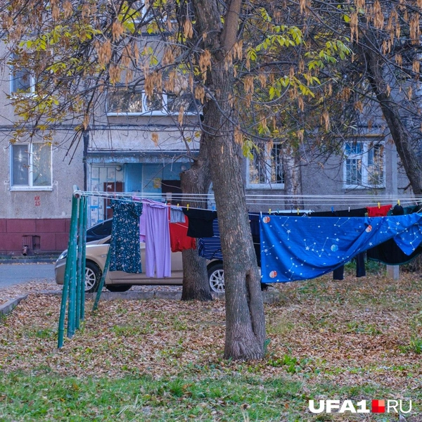 Антураж у дома певицы | Источник: Булат Салихов / UFA1.RU