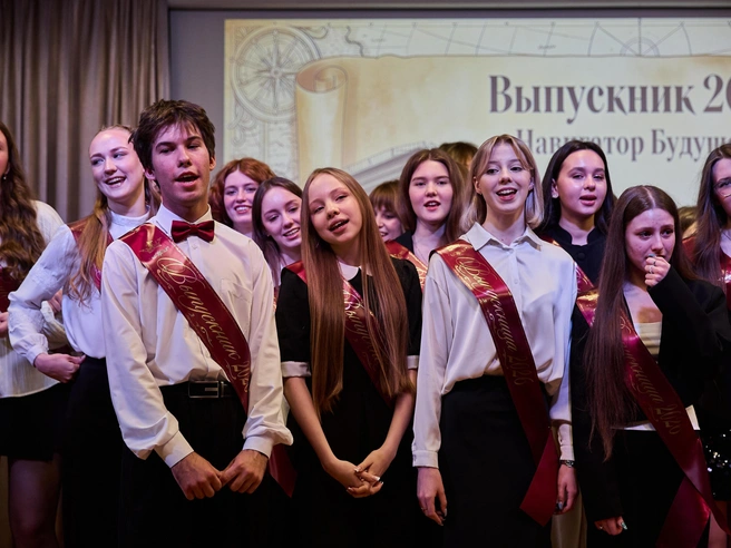 Песня, исполненная одиннадцатиклассниками, растрогала многих | Источник: Александр Ощепков / NGS.RU