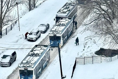 Троллейбусы застряли на улице Лазурной в Новосибирске