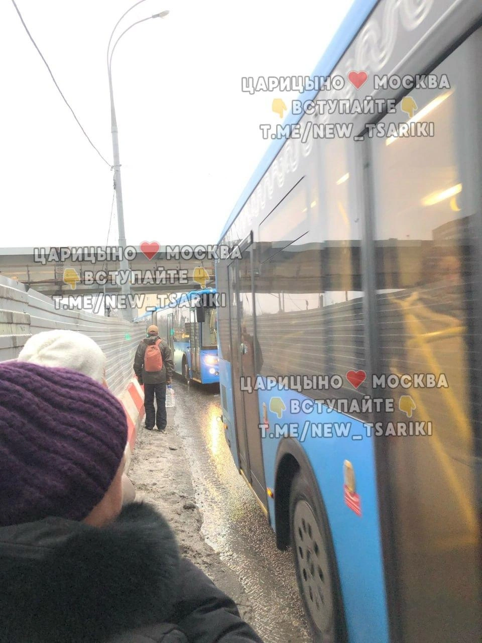 На юге Москвы люди идут по проезжей части из-за закрытия прохода к метро  Кантемировская: фото, видео, Пролетарский проспект, Замоскворецкая линия  (зеленая ветка) метро, 20 января 2023 г. - 20 января 2023 - МСК1.ру