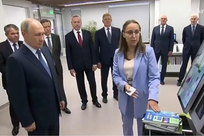 Автобиблиотеку в НГУ показали Путину