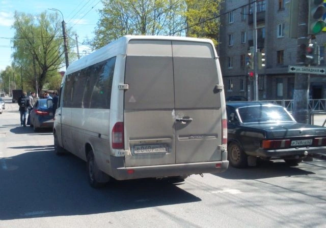 В Рязани пьяный водитель маршрутки врезался в иномарку | ya62.ru