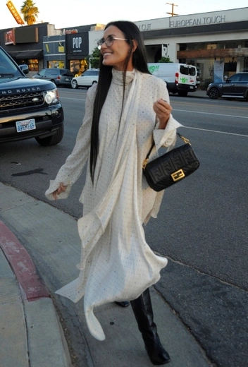 Деми Мур в Лос-Анджелесе | marieclaire.ru