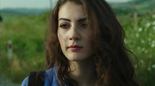 Актриса играла не похожего на себя персонажа | Источник: кадр из сериала «Дочери Гюнеш» (16+), реж. Садуллах Джелен, студия Süreç Film, 2015–2016 год