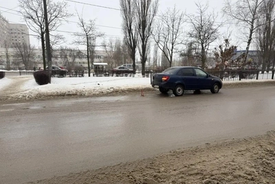 Автомобиль сбил двух пешеходов на переходе в Воронеже