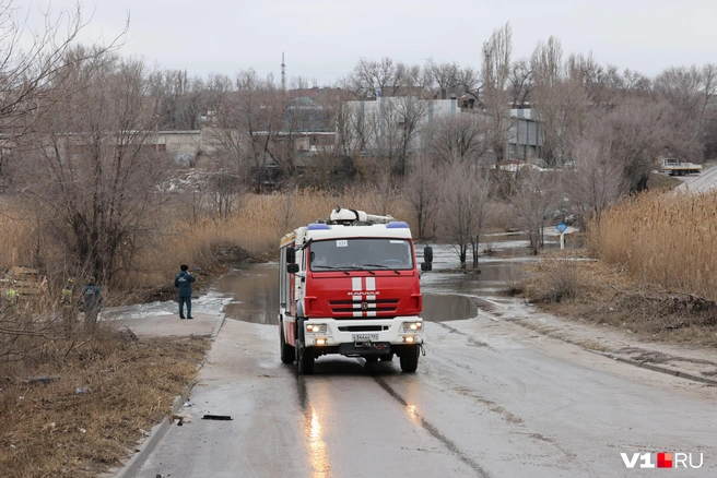 Пожарный караул спасал утонувшие в луже машины | Источник: Алексей Волхонский / V1.RU