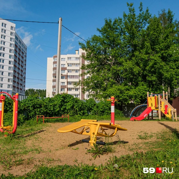 Во дворе дома есть небольшая площадка с тренажерами и горкой для детей | Источник: Тимофей Калмаков / 59.RU