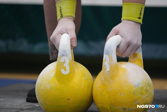 На руках у участницы напульсники для гирь, которые защищают от травм | Источник: Варвара Фролова / NGS70.RU
