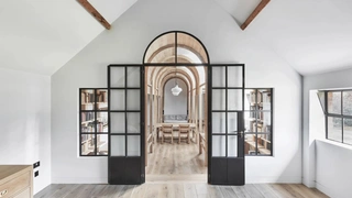 Библиотека в здании бывшего коровника в Англии