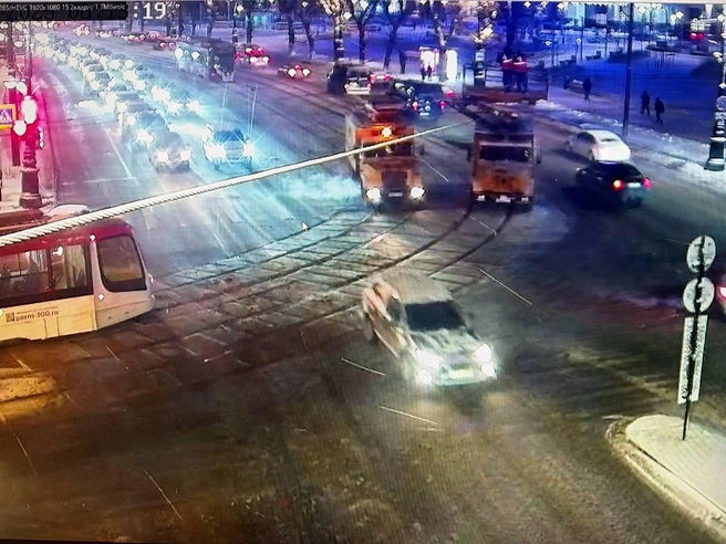 Дорожники ремонтируют контактную сеть у филармонии | Источник: Центр безопасности дорожного движения