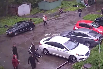Суд над шестью мужчинами за драку с избиением девушек