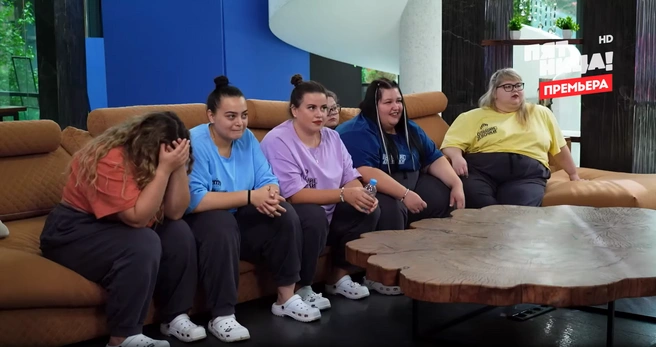 Таисии Ушкаленко (крайняя слева) захотелось спрятаться, когда она увидела, какой наряд для нее выбрала мама | Источник: кадр из шоу «Большие девочки» (16+), телеканал «Пятница!», 2025 год