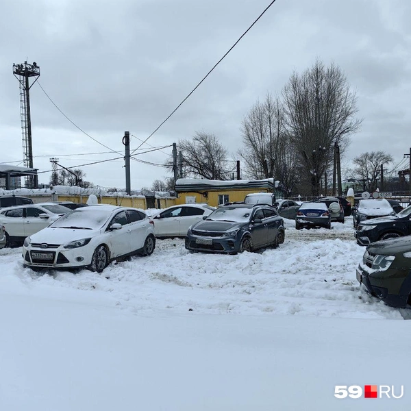 Парковку рядом с парком замело, но некритично: машины спокойно по ней ездят | Источник: Василина Любимова / 59.RU