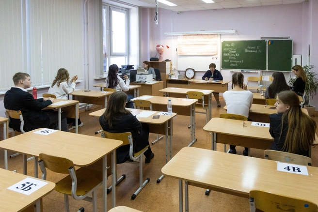 КИМы проще, подготовка лучше. На ЕГЭ в Петербурге выстрелила математика и просела химия | Источник: Владислав Лоншаков / E1.RU