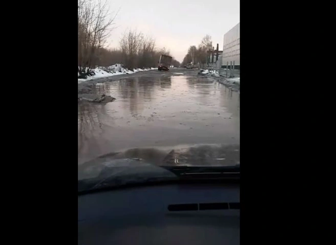 Видео: по улице Прижелезнодорожной «плывет» и «скачет» автомобиль | ya62.ru